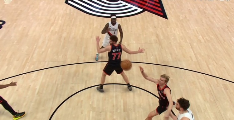 轻松写意！霍勒迪弧顶潇洒妙传助攻克林根顺下暴扣